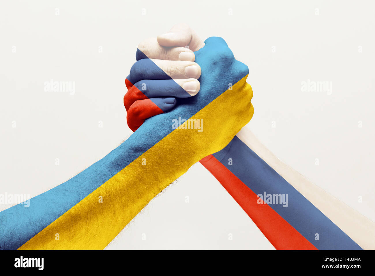 Stop, um herauszufinden, wer es besser. Zwei männliche Hände kämpfen in Russland und der Ukraine Flaggen farbig auf Weiß studio Hintergrund isoliert. Begriff der politischen, ökonomischen, sozialen Aggressionen, Uneinigkeit. Stockfoto