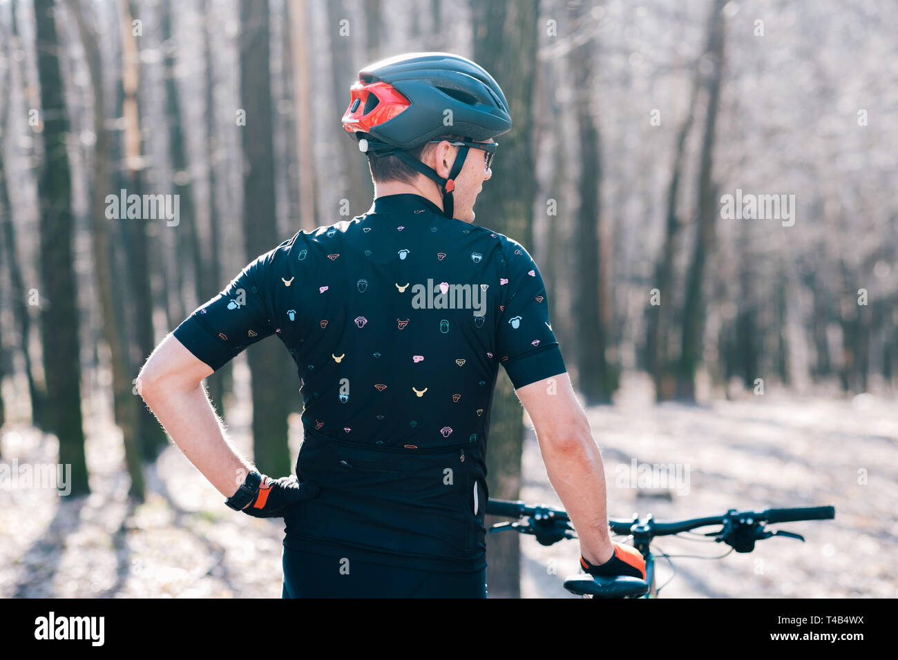 Männliche Athlet mountainbiker Fahrten mit dem Fahrrad in den Wald Stockfoto