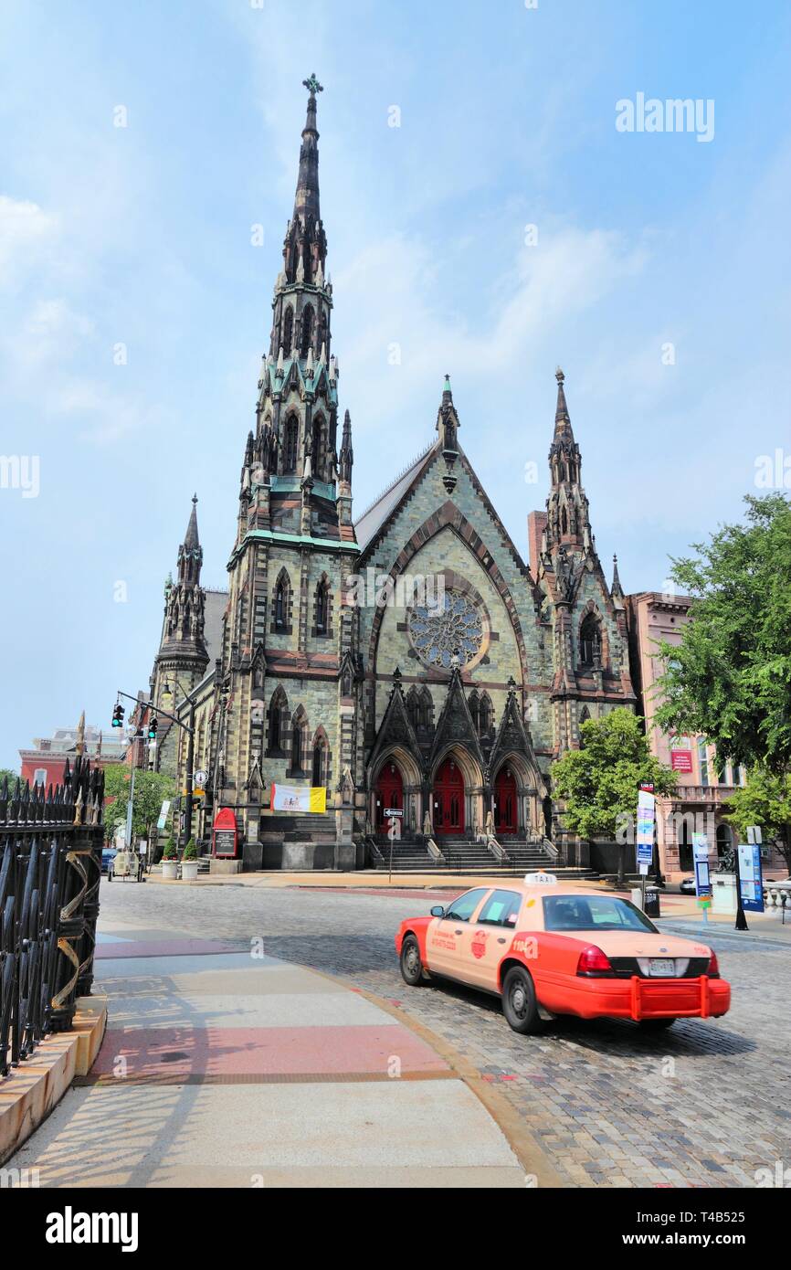 BALTIMORE, USA - 12. JUNI 2013: Taxi fährt in Mt. Vernon Historic District in Baltimore. Baltimore ist die größte Stadt im Bundesstaat Maryland mit Stockfoto