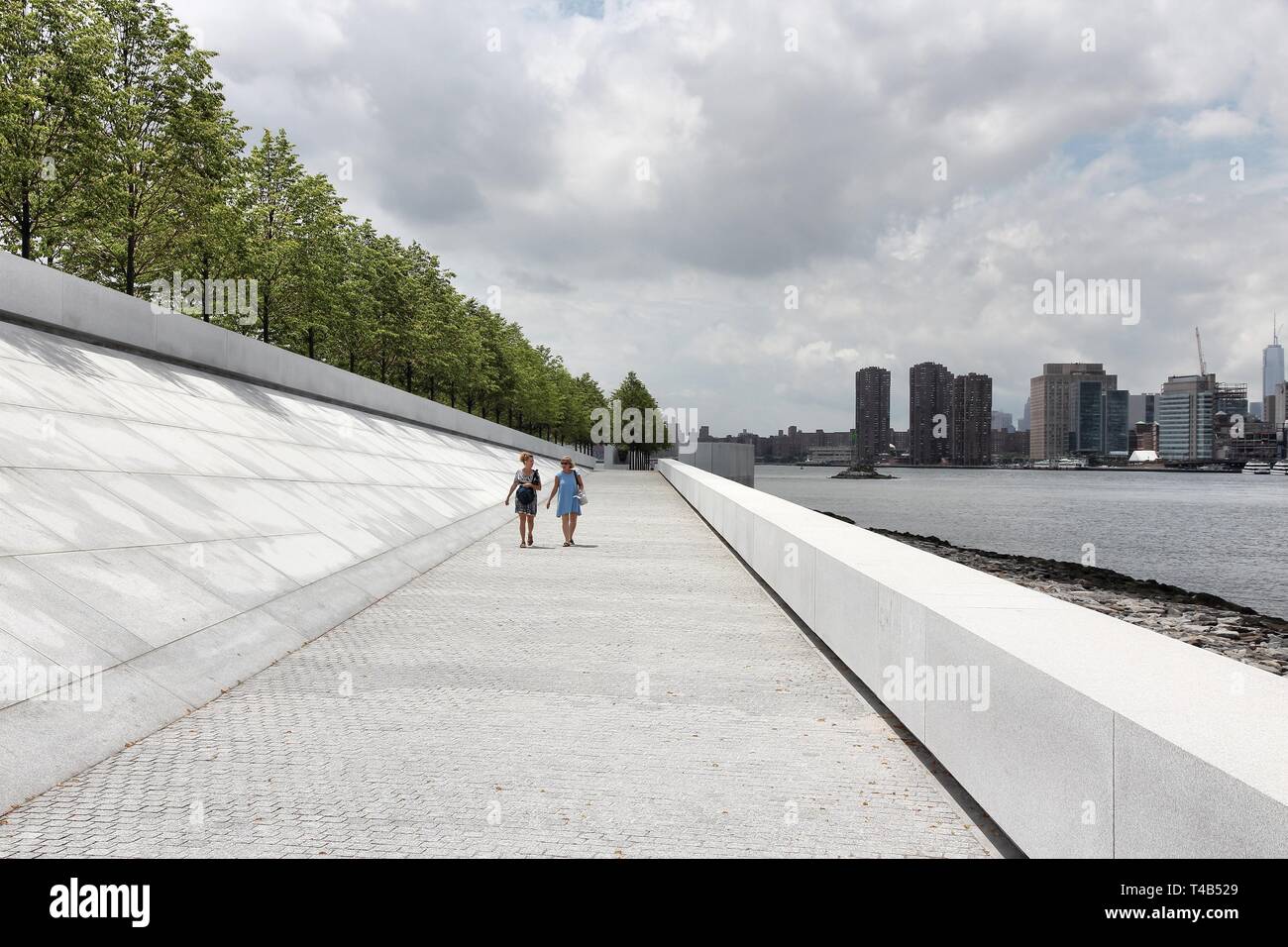 NEW YORK, USA - Juli 3, 2013: die Menschen besuchen Franklin D. Roosevelt vier Freiheiten Park in New York. Es wurde im Jahr 2012 erstellt. Stockfoto