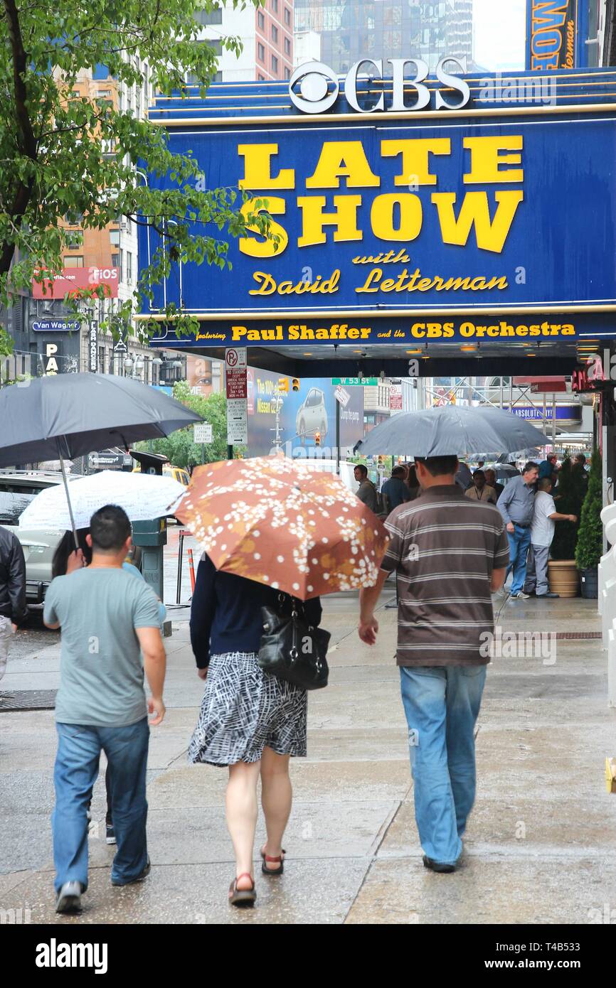 NEW YORK, USA - 10. JUNI 2013: Menschen laufen durch die Theater am Broadway in New York Ed Sullivan Theater ist der Ort der live CBS zeigt wie Late Show mit David lassen Stockfoto