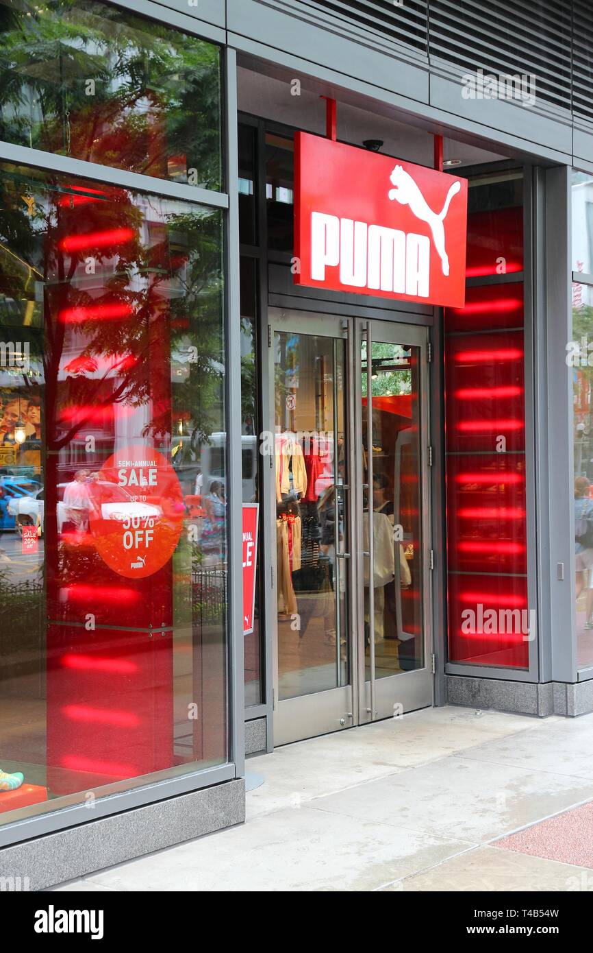CHICAGO, USA - 26. JUNI 2013: Puma sportswear Store an der Magnificent Mile in Chicago. Die Magnificent Mile ist einer der renommiertesten Einkaufsviertel Stockfoto