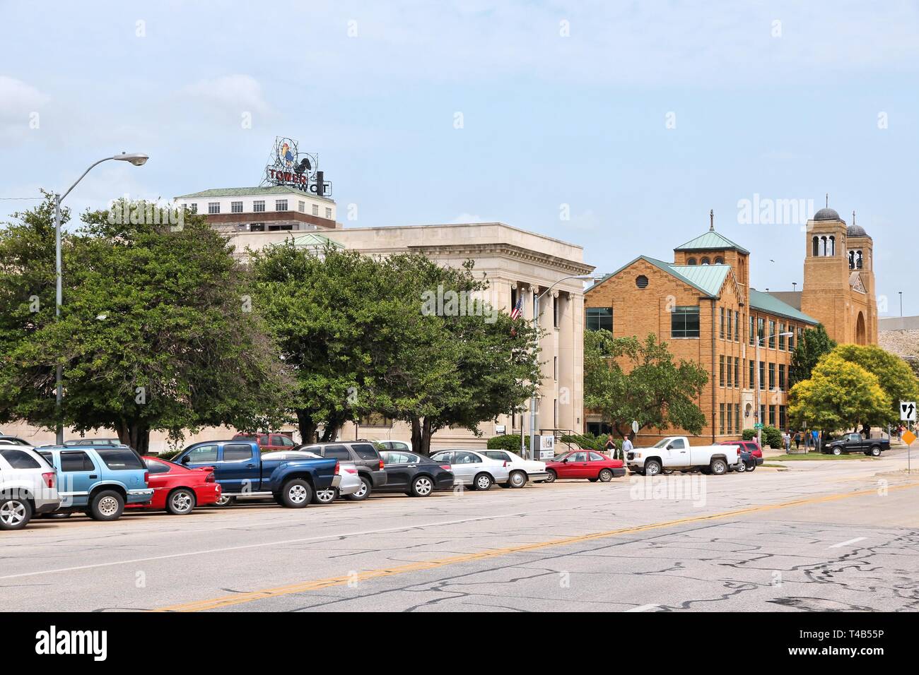TOPEKA, USA - 25. JUNI 2013: die Menschen besuchen Downtown Topeka, Kansas, United States. Topeka ist die Hauptstadt des US-Bundesstaates Kansas und ist das 4. Große Stockfoto
