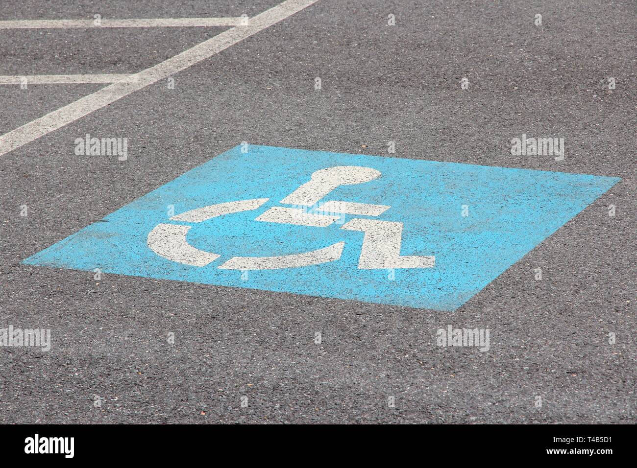 Behinderten Parkplatz - Transport Infrastructure Fahrbahnmarkierungen. Stockfoto