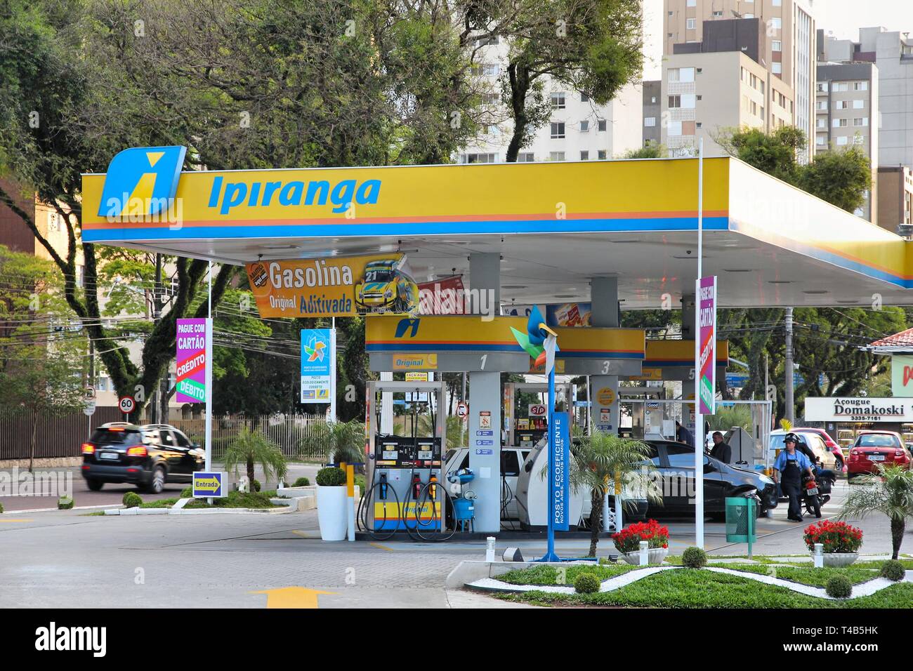 CURITIBA, BRASILIEN - OKTOBER 8, 2014: die Menschen ihre Autos Füllen bei Ipiranga Tankstelle in Curitiba. Ipiranga ist eine Brasilianische Ölindustrie Unternehmen mit 6,50. Stockfoto