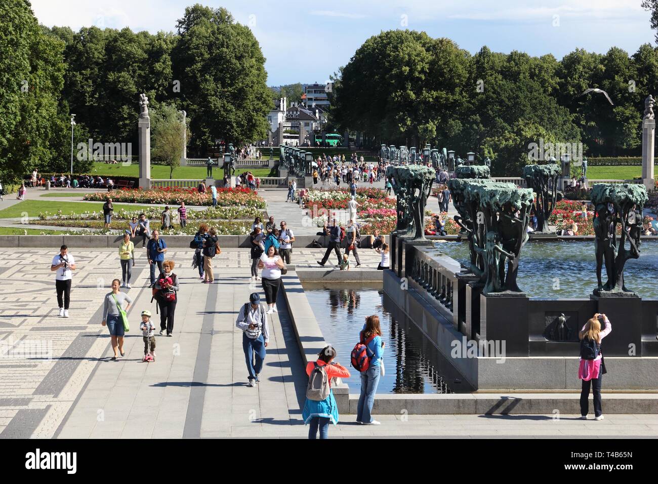 OSLO, Norwegen - 2 August, 2015: die Menschen besuchen, Gärten und Vigeland Installation in Frogner Park, Oslo. 212 Skulpturen rund um den Park waren alle konzipiert Stockfoto