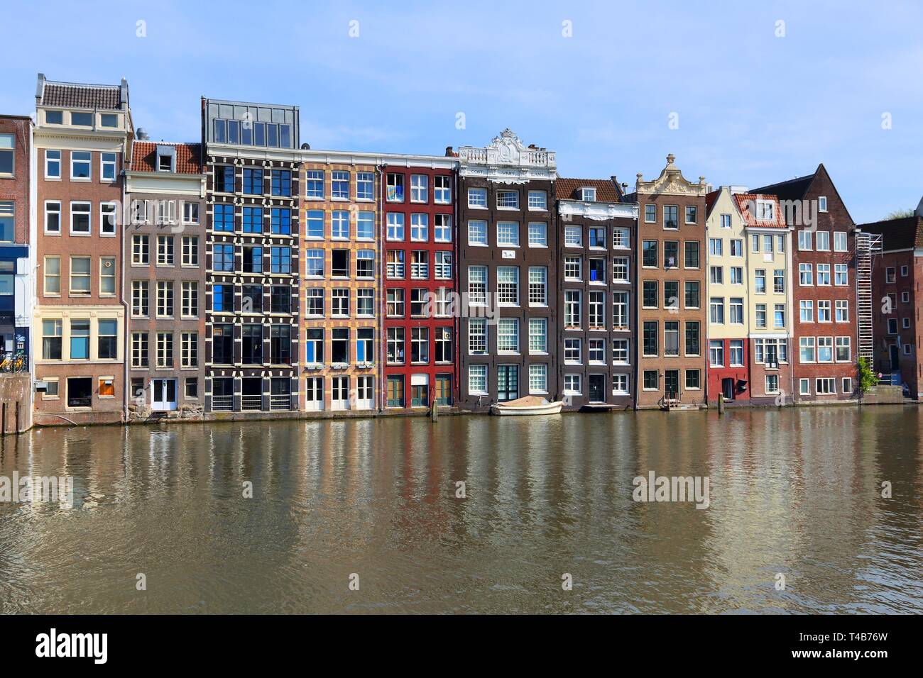 Blick auf den Kanal - Amsterdam Damrak canal Waterfront in De Wallen. Stockfoto