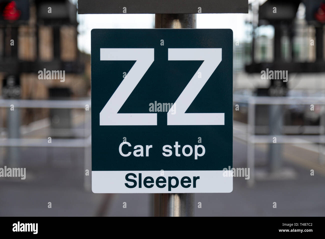 Der Zug Auto stop-Schild für den Caledonian Sleeper Zug am Bahnhof Edinburgh Waverley Stockfoto