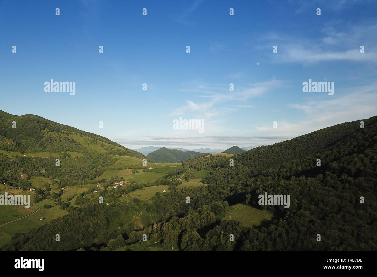 Tal zwischen zwei Berge in den Pyrenäen im Sommer Stockfoto