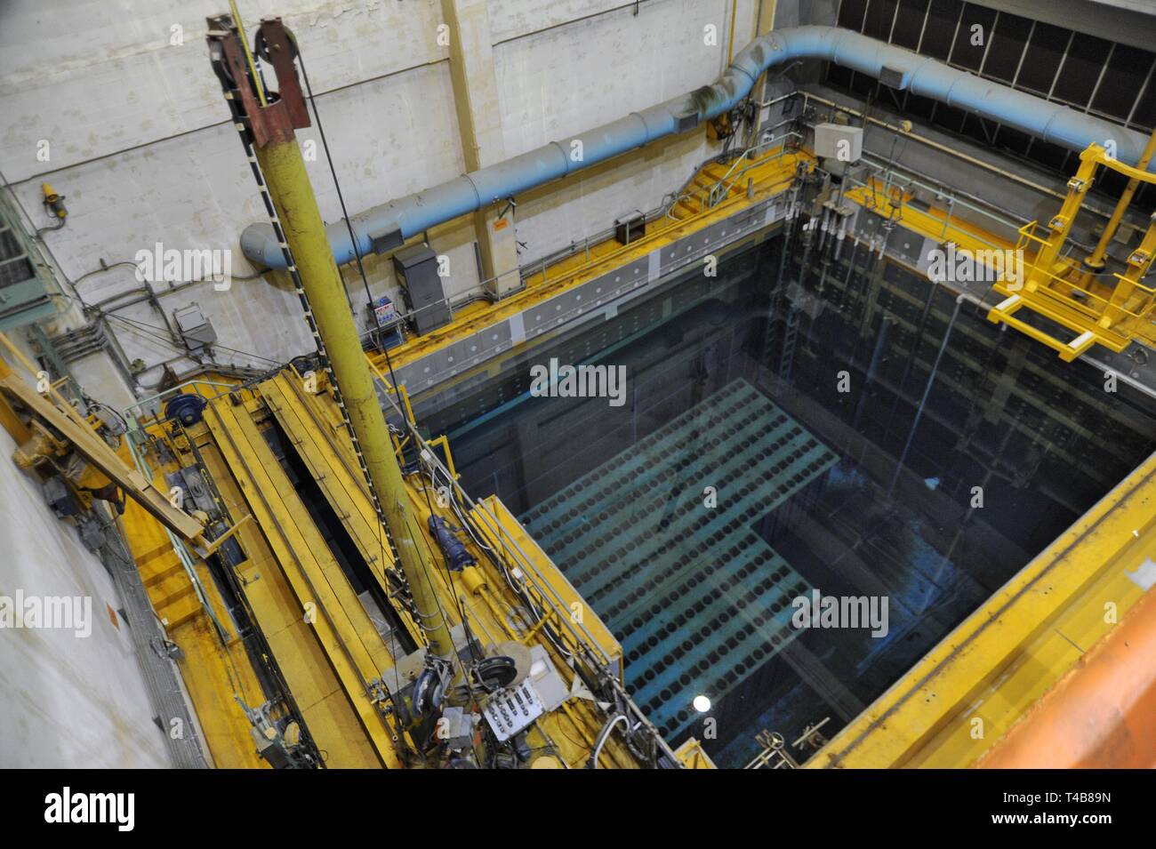 Trino Vercellese Kernkraftwerk, in den Prozess der Deaktivierung durch die Gesellschaft Sogin, verantwortlich für die Stilllegung des italienischen Kernkraftwerke nach der beliebten Referenden von 1987 und 2011. Pool Zimmer für abgebrannten Brennstoff Kühlung Stockfoto