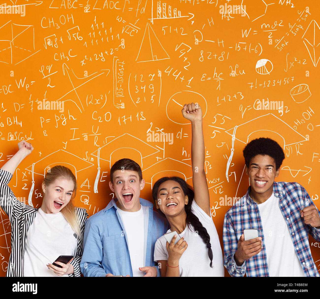 Studenten im Hintergrund mit handzeichnungen Formeln Stockfoto