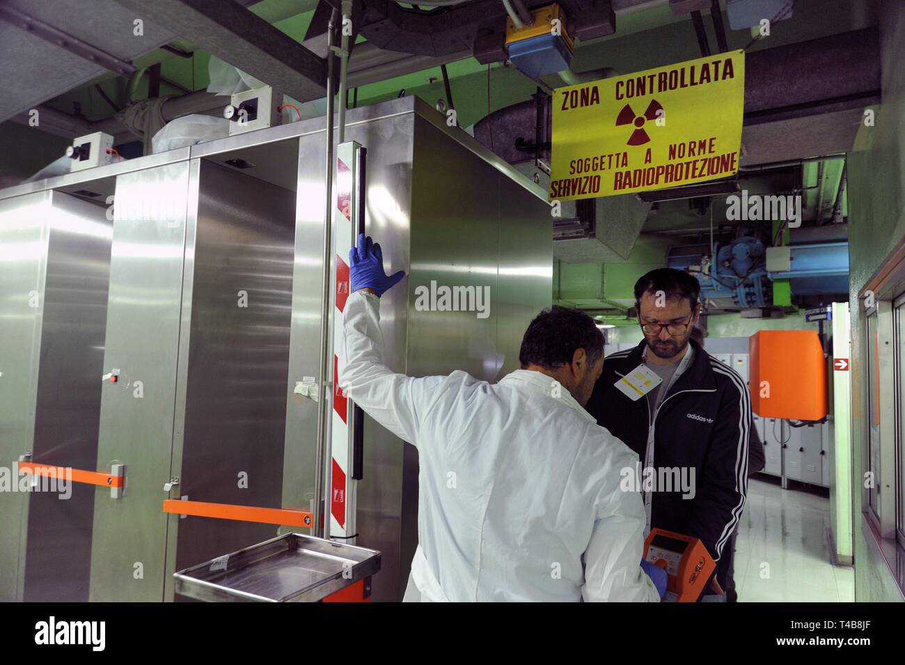 Trino Vercellese Kernkraftwerk, in den Prozess der Deaktivierung durch die Gesellschaft Sogin, verantwortlich für die Stilllegung des italienischen Kernkraftwerke nach der beliebten Referenden von 1987 und 2011. Radioaktivität Test am Ausgang der kontrollierten Gebiet. Stockfoto