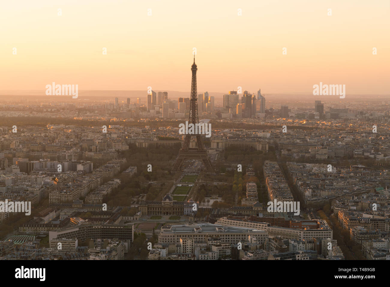 Stadtbild von Paris mit Eiffelturm bei Sonnenuntergang Stockfoto