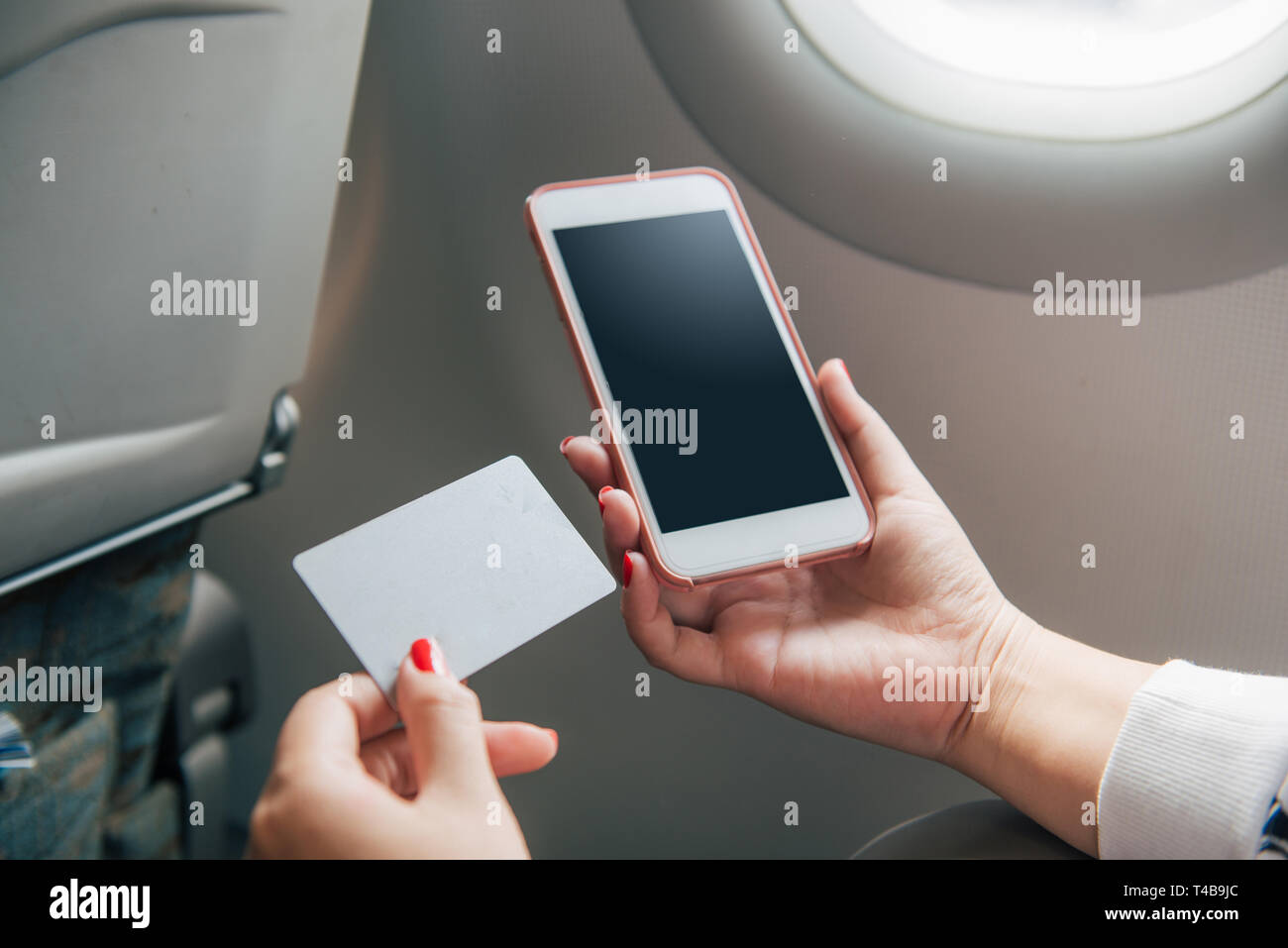 Online Zahlung, Frau, Hände, die eine Kreditkarte und mit smart phone für Online-Shopping in der Ebene Stockfoto