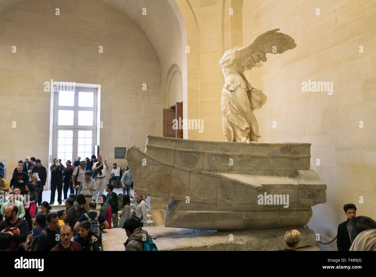 Paris, Frankreich, 31. März, 2019: die Menschen auf der Treppe Blick auf die Geflügelten Sieg von Samothraki. Stockfoto