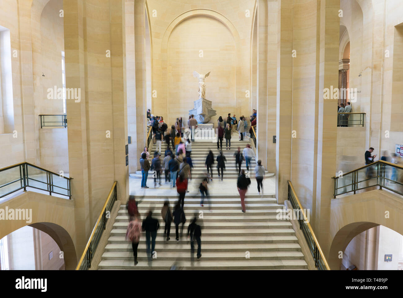Paris, Frankreich, 31. März, 2019: die Menschen auf der Treppe Blick auf die Geflügelten Sieg von Samothraki. Stockfoto