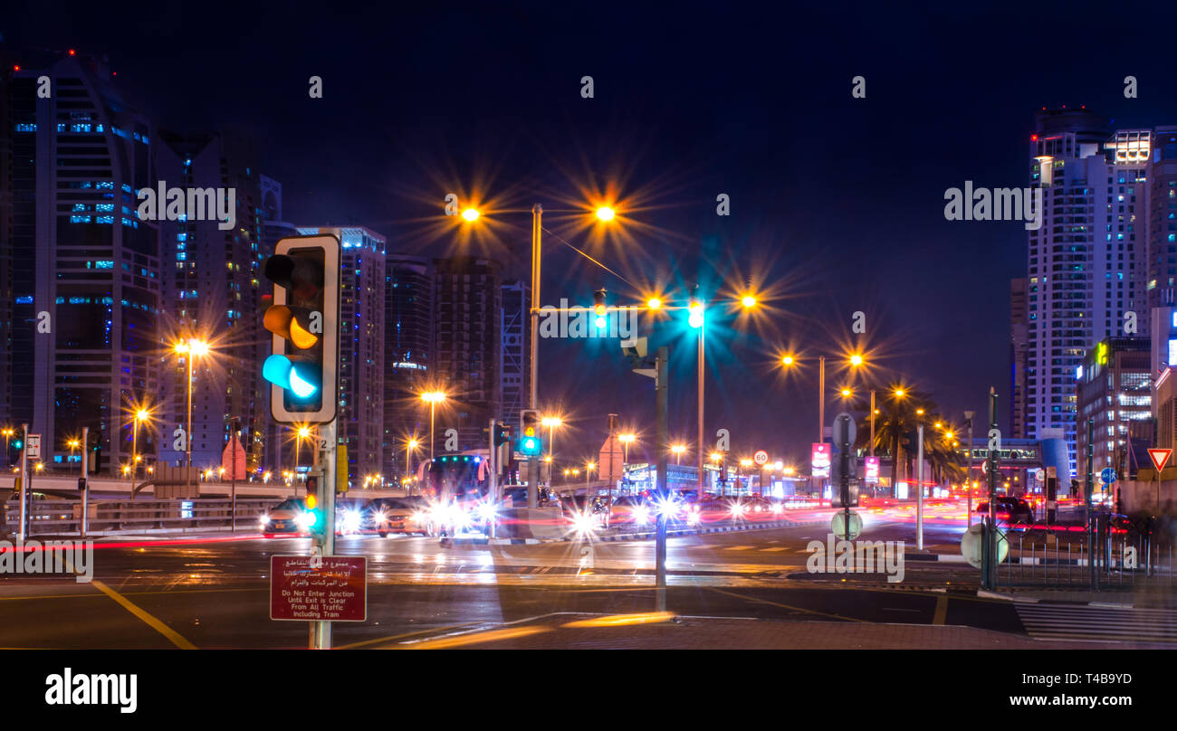 Bunte Verkehr Ampeln in der Stadt Dubai schöne Nacht Blick auf Dubai Metro Station und Bauten blauer Himmel mit Straßenbeleuchtung Stockfoto