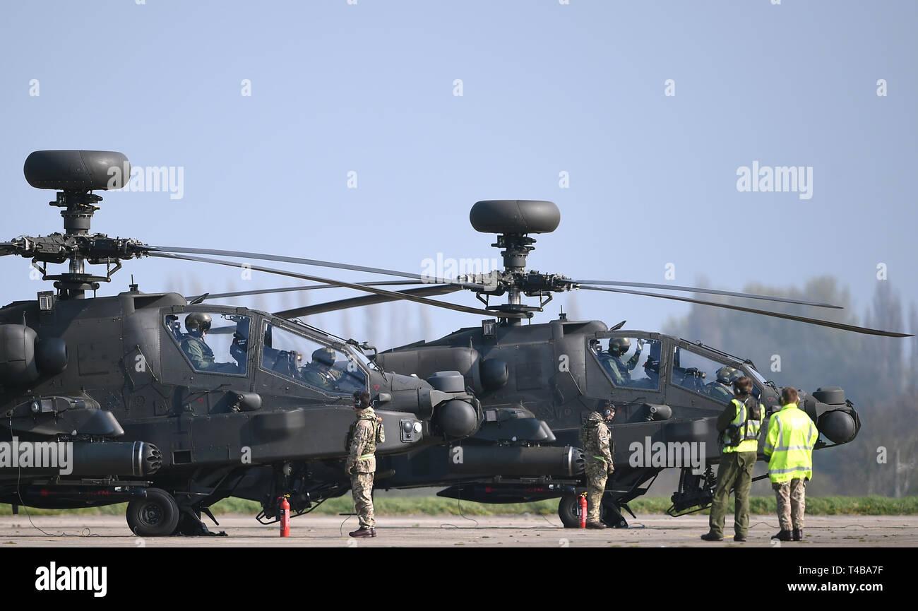 Abschließende Kontrollen werden an Apache Hubschrauber auf dem Flug in Wattisham Flugplatz in Suffolk, da sie sich auf die baltischen Staaten für einen dreimonatigen Einsatz Kopf. Stockfoto