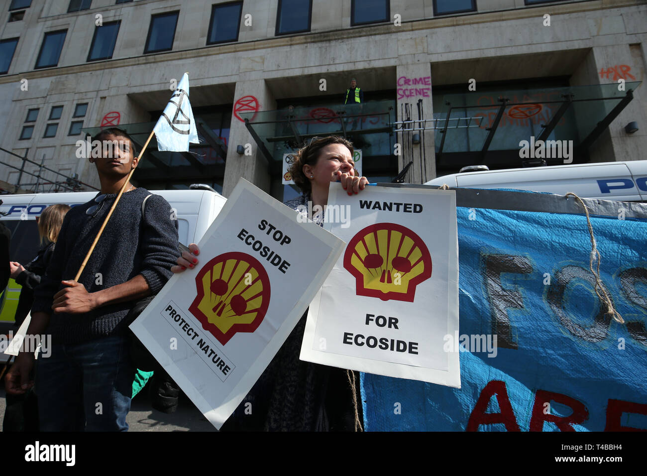 Demonstranten während einer Aussterben Rebellion Protest an der Shell Gebäude an der Southbank in London. Stockfoto