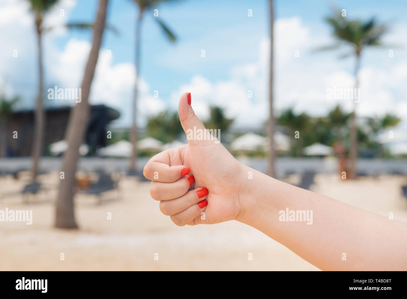 Hand thump bis auf einen schönen Sommer Urlaub Strand Meer Hintergrund Sonnenaufgang Sonnenuntergang Stockfoto