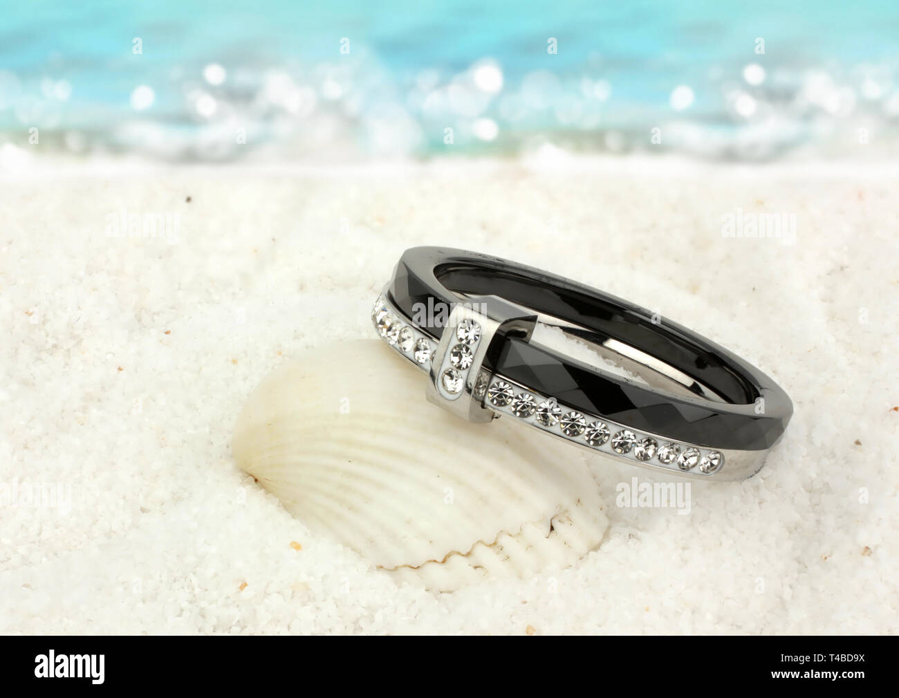 Schmuck Ring mit Diamanten auf Sand Strand Stockfoto