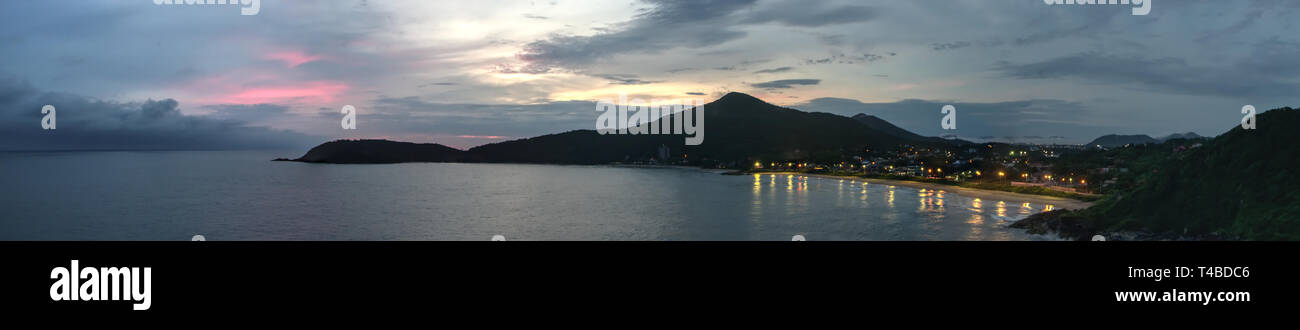 Panorama auf den schönen Strand und Berge von Santa Catarina, Brasilien bei Sonnenaufgang. Stockfoto