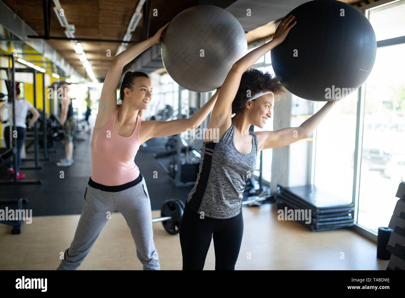 Schön fit Frauen zusammen trainieren im Fitnessraum Stockfoto