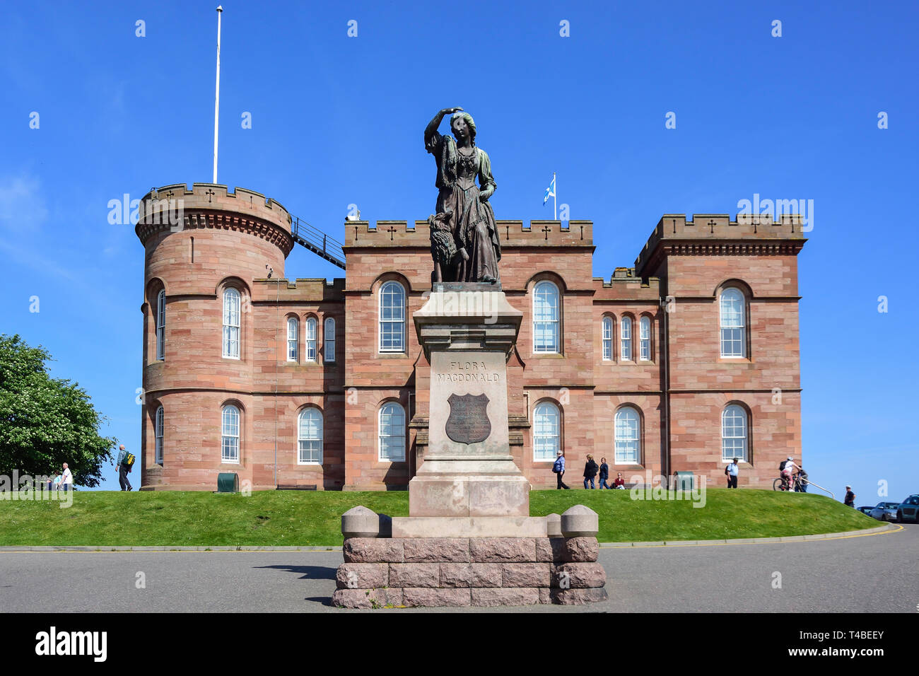 Inverness Castle und Flora Macdonald Statue, Castle Hill, Inverness, Highland, Schottland, Vereinigtes Königreich Stockfoto