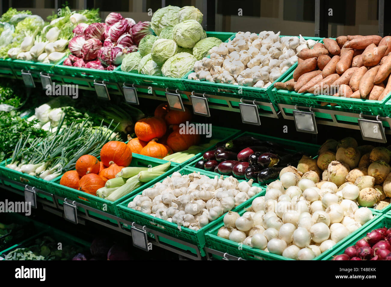 Ausgepackt, frisches Gemüse in einer Self-service-Supermarkt. Zero-waste-Bewegung und Philosophie, nachhaltigen Handel und Bioladen Konzept. Stockfoto