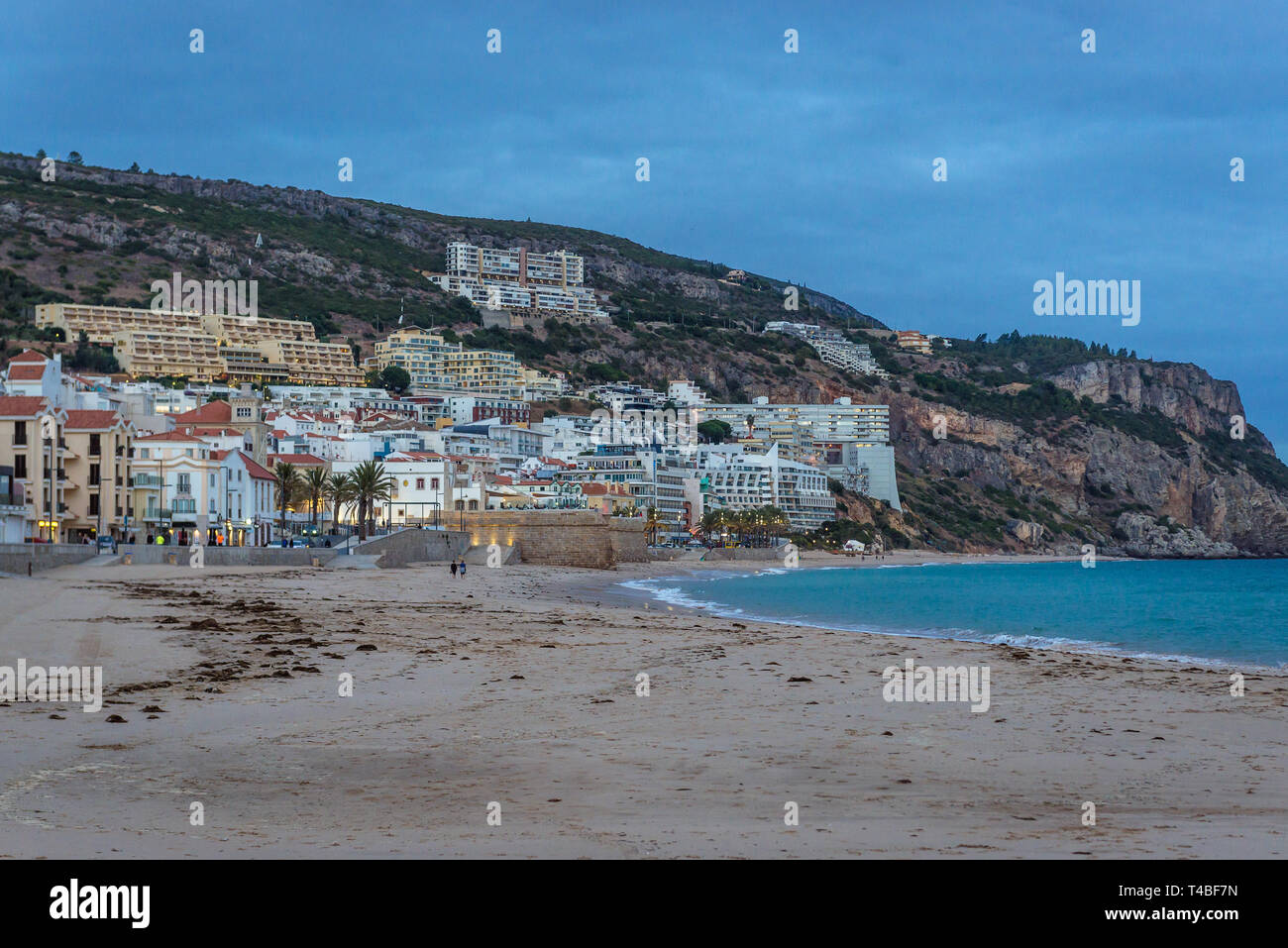 Blick vom Strand in Sesimbra Stadt in Setubal in Portugal Stockfoto