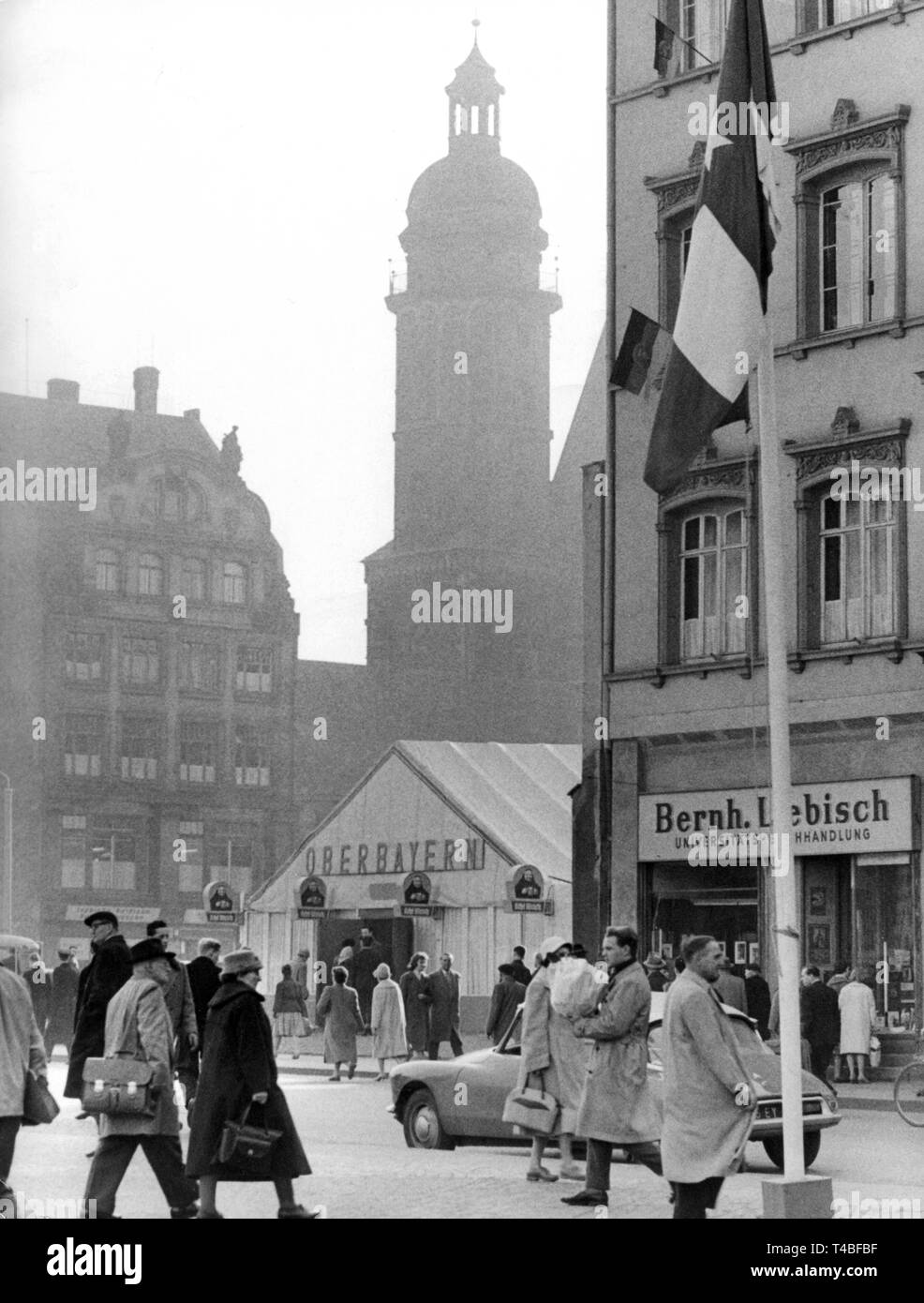 Ein Bierzelt aus 'Oberbayern' war auf dem Platz am alten Rathaus vor der Thomas Kirche auf der Leipziger Frühjahrsmesse 1961 errichtet. Es spielte die Band eines traditionellen Kostüm Club aus Ost-berlin. | Verwendung weltweit Stockfoto