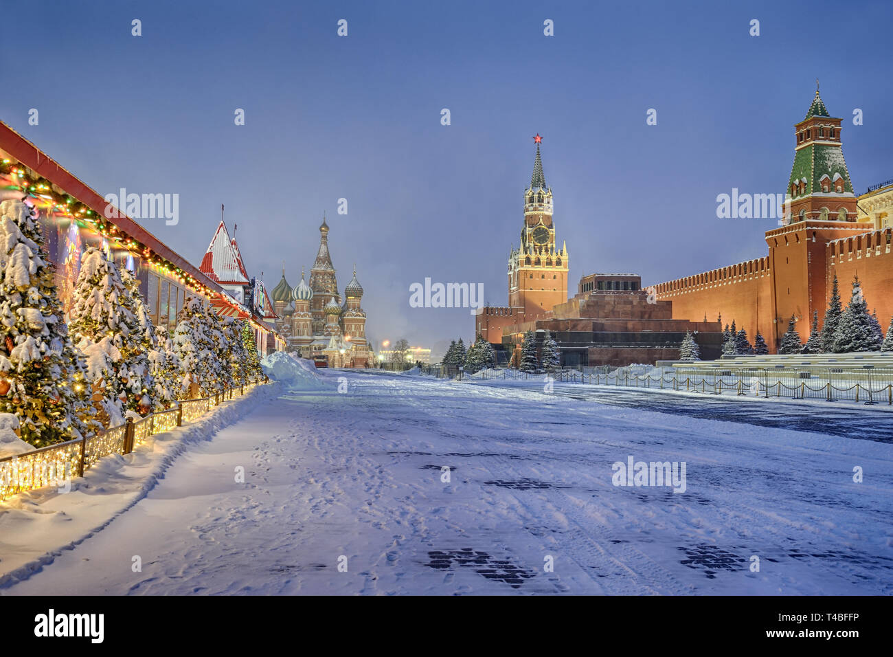 = rotes Quadrat in der Morgendämmerung nach starker Schneefall = am frühen Morgen angesichts der fallenden Schnee festlichen Roten Platz, neues Jahr Bäume dekoriert mit garl Stockfoto