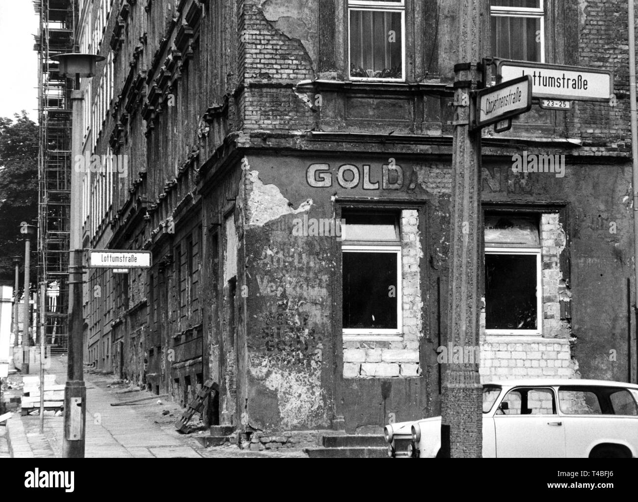 Christinenstraße und Lottumstraße am Prenzlauer Berg in Ostberlin (DDR) am 21. August 1985. Bis 1987 sollte der Prenzlauer Berg/-in seinem alten Glanz. Die DDR ist die Vorbereitung auf Hochtouren für die 750-Jahr-Feier der Stadt Berlin. | Verwendung weltweit Stockfoto