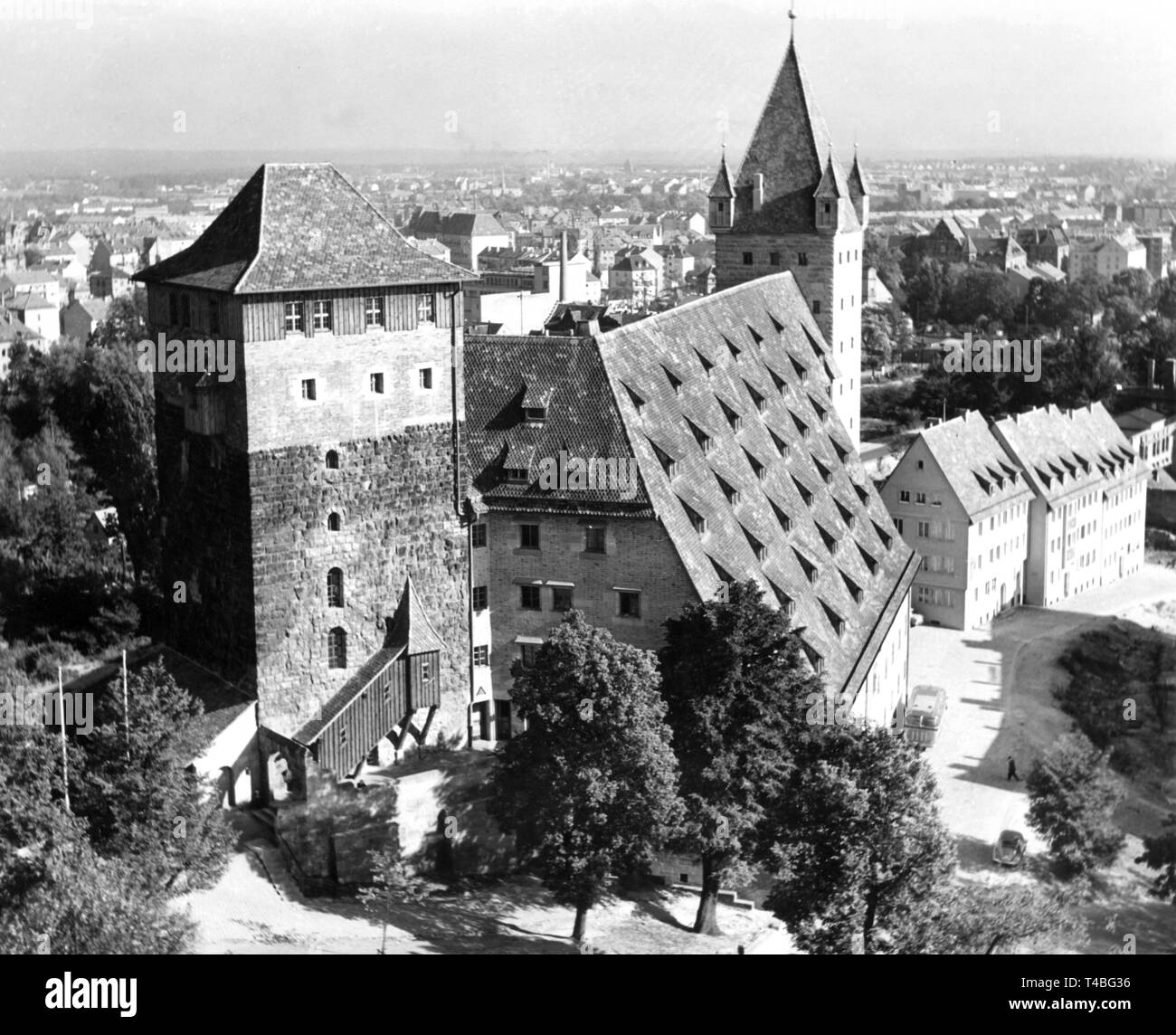 Die kaiserlichen Stallungen mit der ehemaligen Folter Turm (l) in Nürnberg im Jahr 1956. | Verwendung weltweit Stockfoto