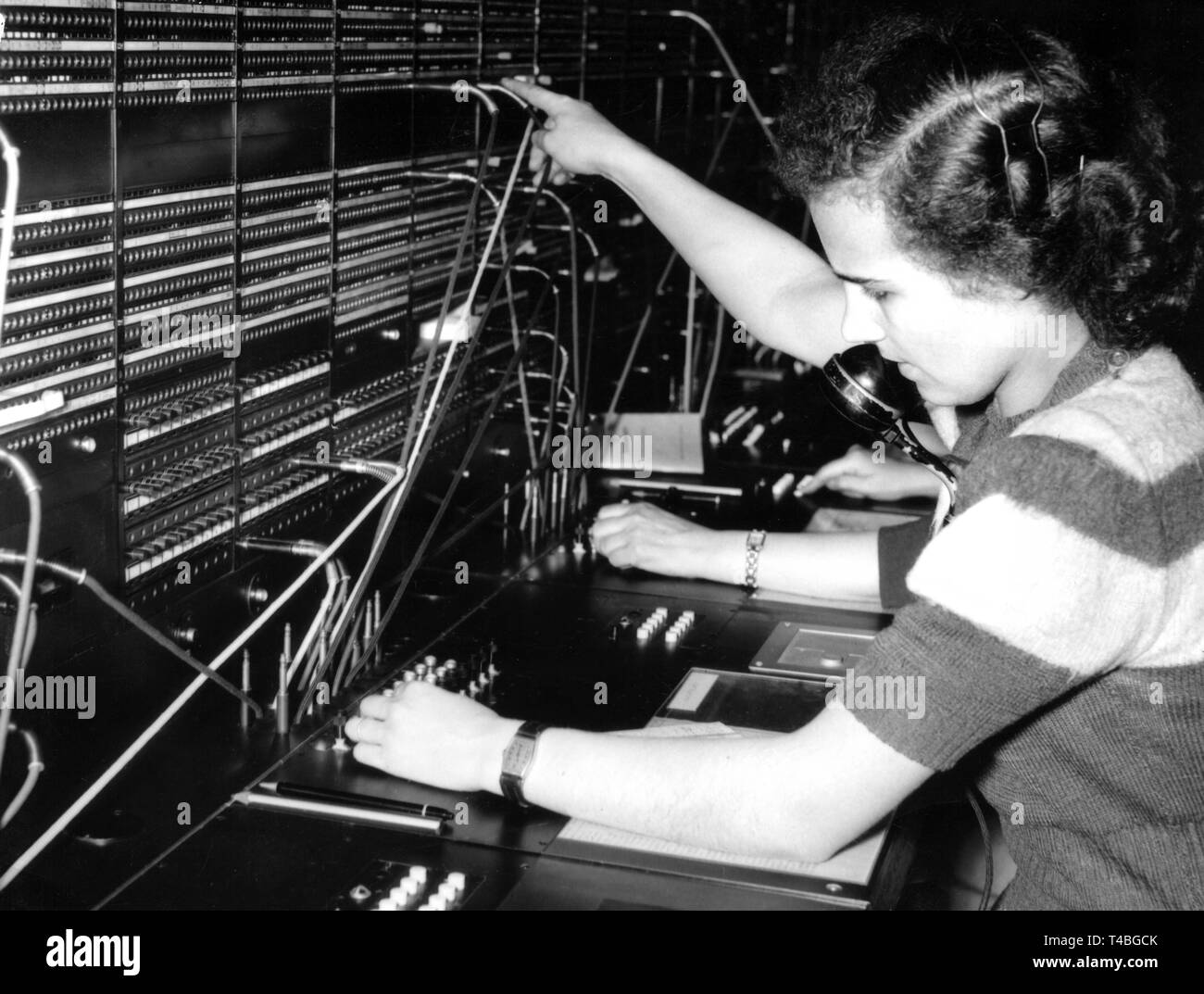 Das "Fräulein vom Amt" in der Telefonzentrale Amt der Deutschen Bundespost in Frankfurt am Main in den 1950er Jahren. | Verwendung weltweit Stockfoto