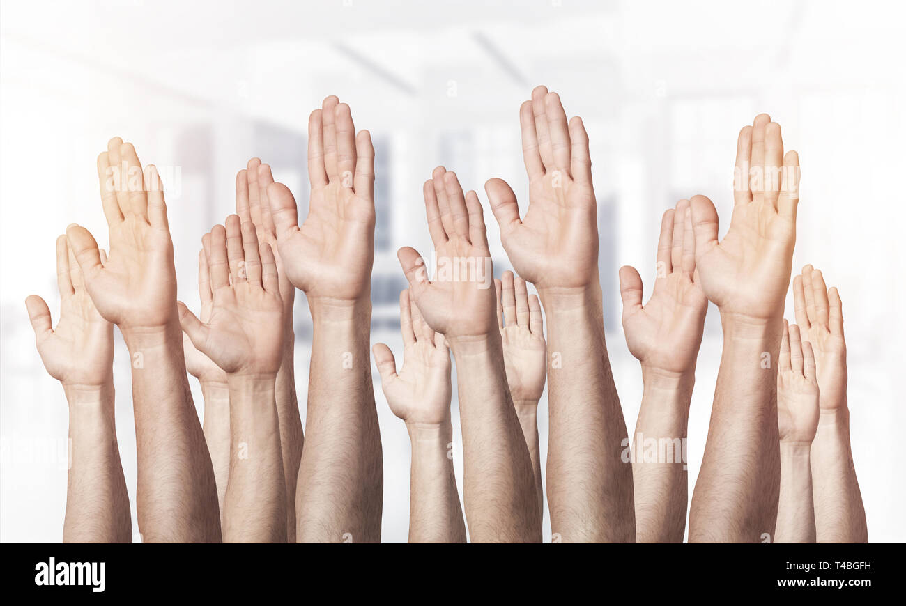 Zeile des Menschen Hände sichtbar Abstimmung Geste. Die Teilnahme und die Vereinbarung Gruppe von Zeichen. Menschliche Hände gestikulierend auf leicht verschwommenen Hintergrund. Viele arme Rais Stockfoto
