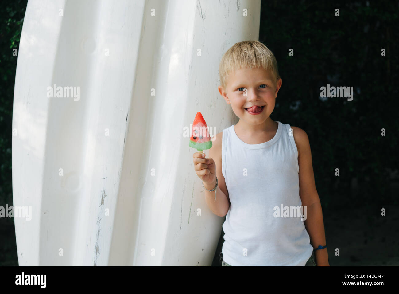 Junge, Essen, Wassermelone Eis in heißen, sonnigen Tag genießen im Sommer Stockfoto