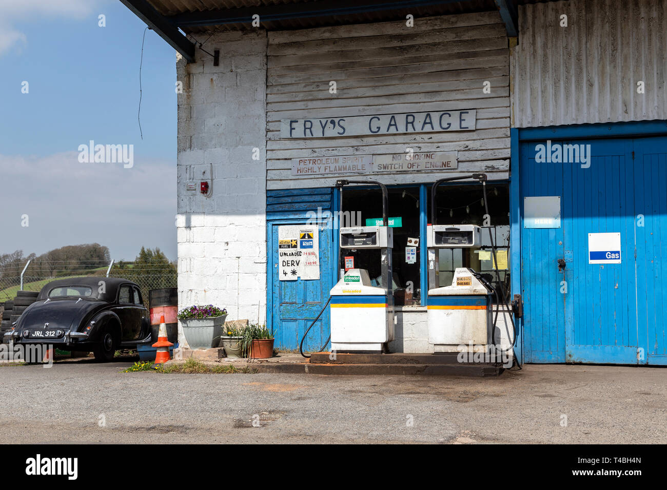 Frys garage Tedburn St. Mary, Dorf Garage uk, ländliche Szene, UK, Station, Abgebrochen, Diesel, Garage, Gas, Alte, Architektur, Außen, Bui Stockfoto