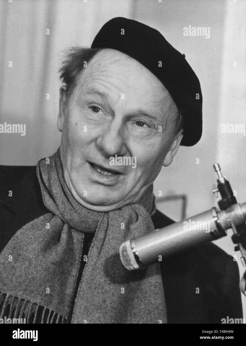 Der Sänger und Mass in einer zeitgenössischen Aufnahme. Ernst Busch, bekannt als Interpretieren von Arbeiterliedern sowie von Liedern über den spanischen /, emigrierte 1933 aus Nazideutschland. Von 1943 bis 1945 saß er in Gestapo-Haft. 1950 wurde er Mitglied des Berliner Ensemble. Ernst Busch wurde am 22. August 1990 geboren und ist am 8. Juni 1980 gestorben. | Verwendung weltweit Stockfoto