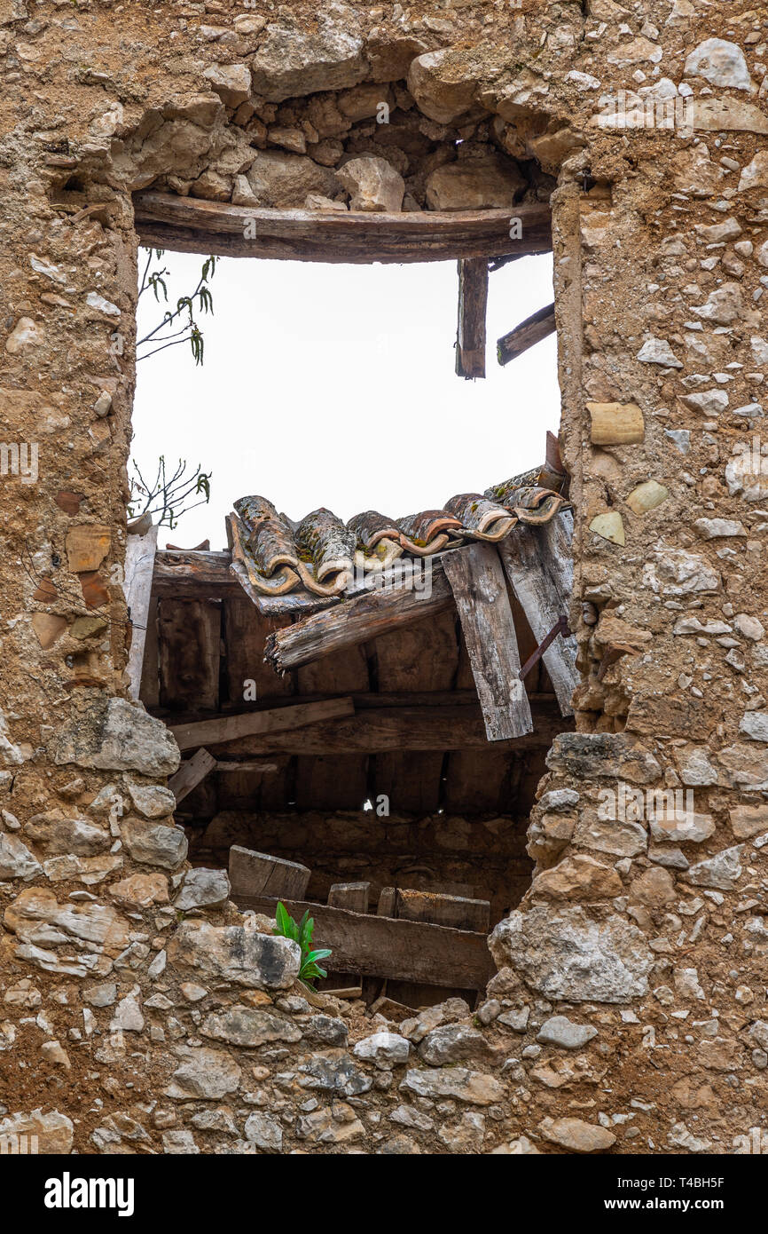 Zerbrochene Fenster und geneigten Dach in verlassenen Haus. Abruzzen Stockfoto