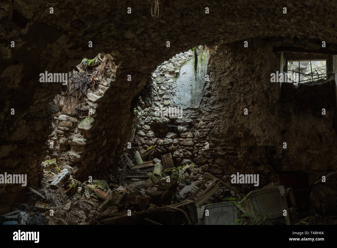 Verlassene Gebäude, verlassene Gebäude, dunkel. Abruzzen Stockfoto