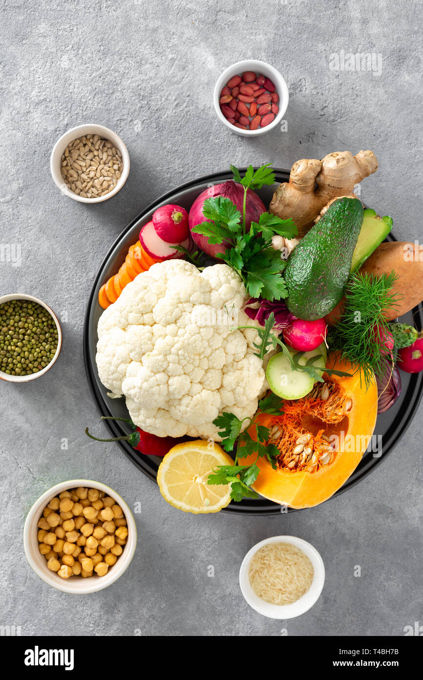 Zutaten kochen Aloo Gobi indisches Essen auf konkreten Hintergrund Stockfoto