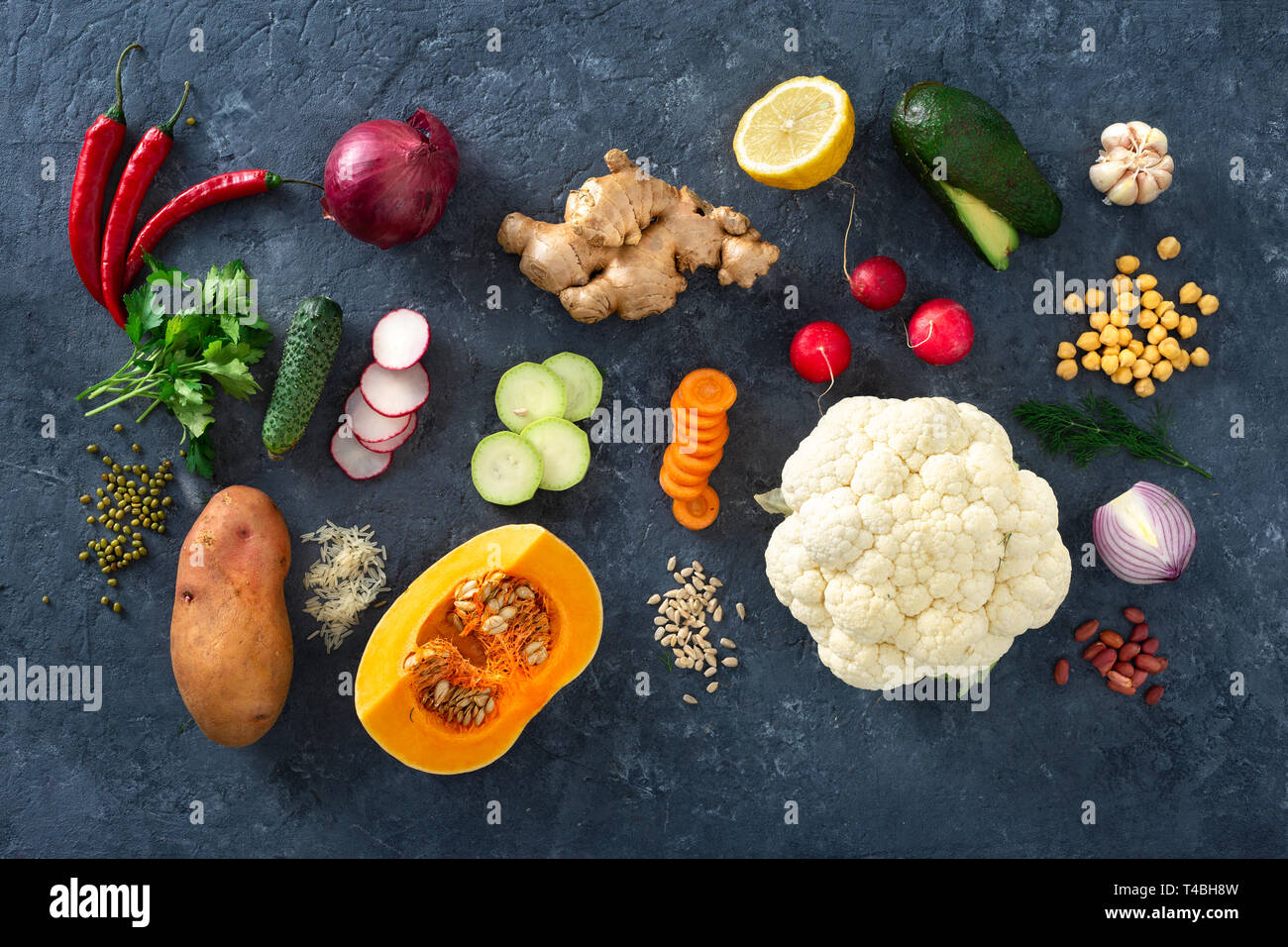 Zutaten kochen Aloo Gobi indisches Essen auf dunklem Stein Hintergrund Stockfoto