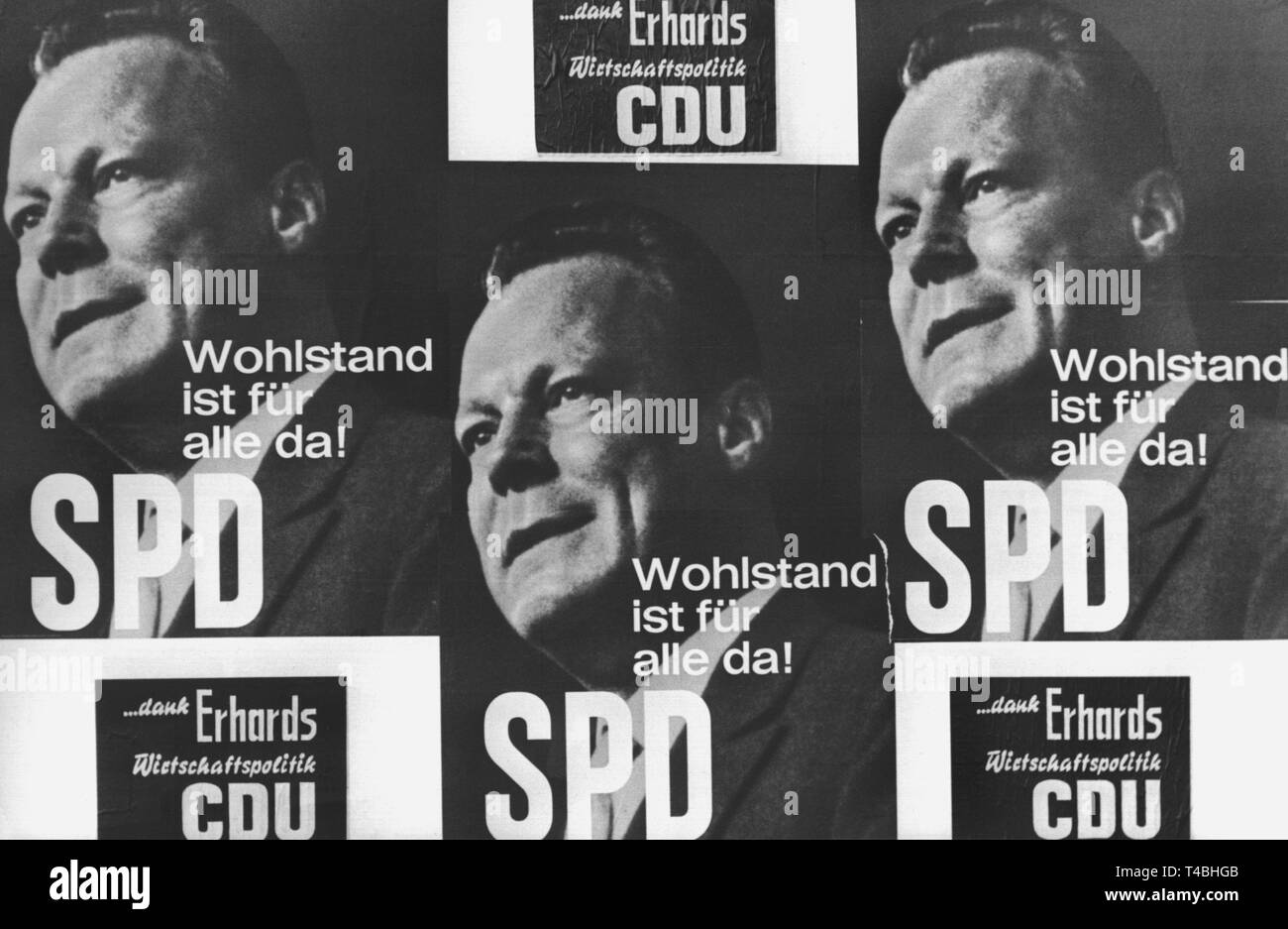 Die CDU nutzt die Wahlplakate der SPD für die Bundestagswahl am 17. September 1961 für ihre eigenen Zwecke. Bild im April 1961 genommen in Köln-deutz. | Verwendung weltweit Stockfoto