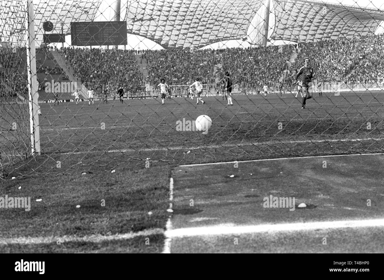 Ein Eigentor durch Spieler von Eintracht Frankfurt Werner Lorant (0:1). FC Bayern München und gewann mit 2:0 in der 22. März 1980. | Verwendung weltweit Stockfoto