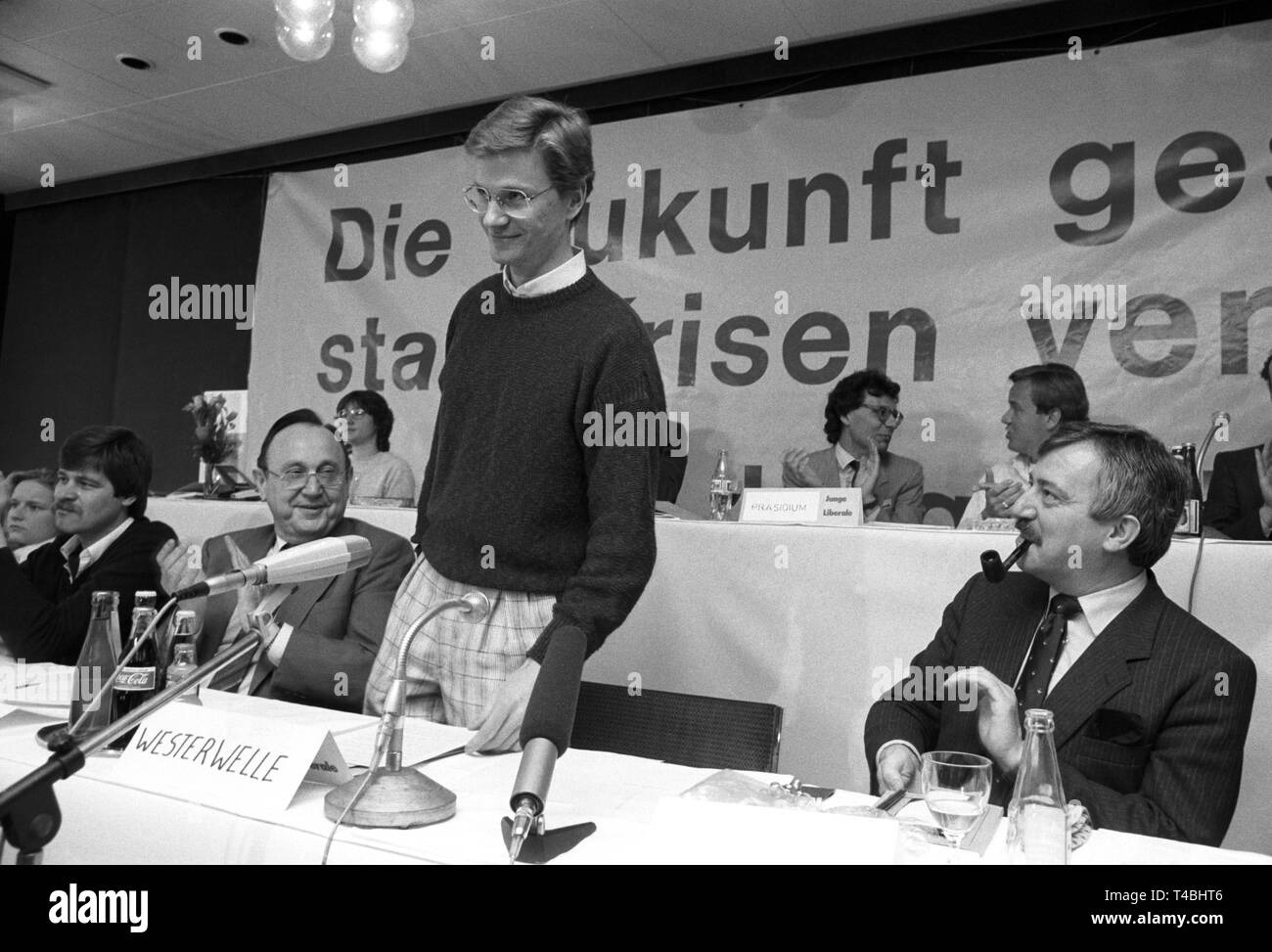 ARCHIV - Guido Westerwelle (M), der damalige Vorsitzende der Jungen Liberalen, e mit dem Bundeskongress am 05.04.1986 in Osnabrück. Links der damalige FDP-Vorsitzende und Bundesaußenminister Hans-Dietrich Genscher. Rechts der damalige Landesvorsitzender der FDP Nordrhein-Westfalen, Jürgen Möllemann. (Zu dpa Hintergrund - Chronologie - Stationen von Guido Westerwelle). Foto: Werner Schilling | Verwendung weltweit Stockfoto