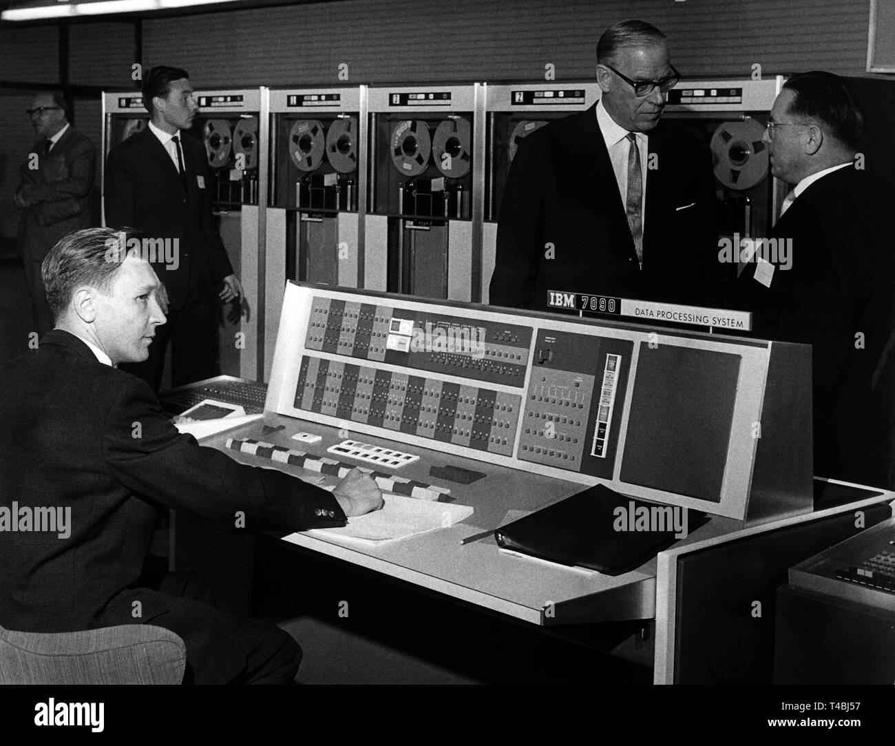 Blick auf ein Panel in das Rechenzentrum. Der am 12. Juni 1963 in Darmstadt geöffnet wird. Auf der rechten Seite hessische Ministerpräsident Georg-August-Zinn (l) im Gespräch mit dem Chef der Daten Institut Dr. Ernst Glowatzki (r). | Verwendung weltweit Stockfoto