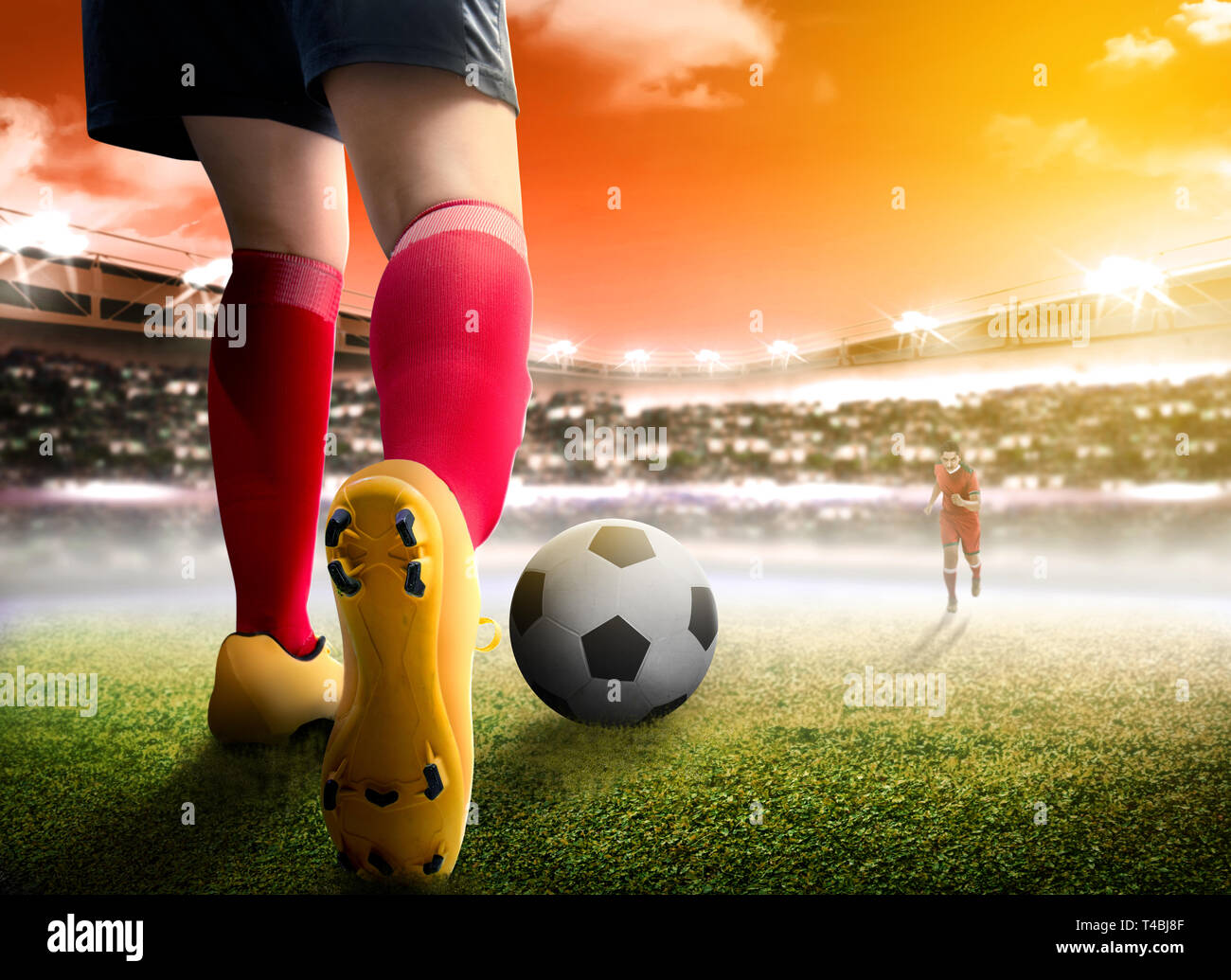 Ansicht der Rückseite des Fußball-Spieler Frau Dribbling den Ball auf und den Umgang mit ihrer Gegnerin auf dem Fußballfeld bei Stadion Stockfoto