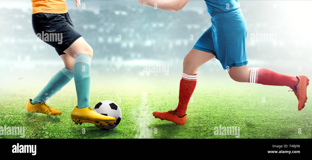 Fußballspieler Frau rollt der Ball beim Umgang mit ihrer Gegnerin auf dem Fußballfeld bei Stadion Stockfoto