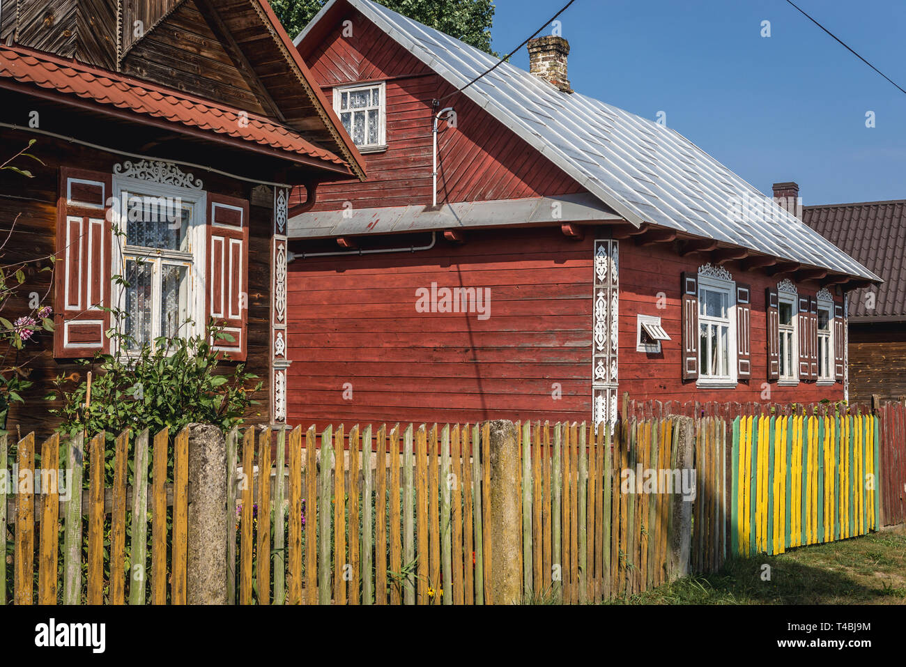 Häuser im Dorf Soce, um das Land der offenen Rollläden Trail, bekannt für traditionelle Architektur in der Woiwodschaft Podlachien, Polen genannt Stockfoto